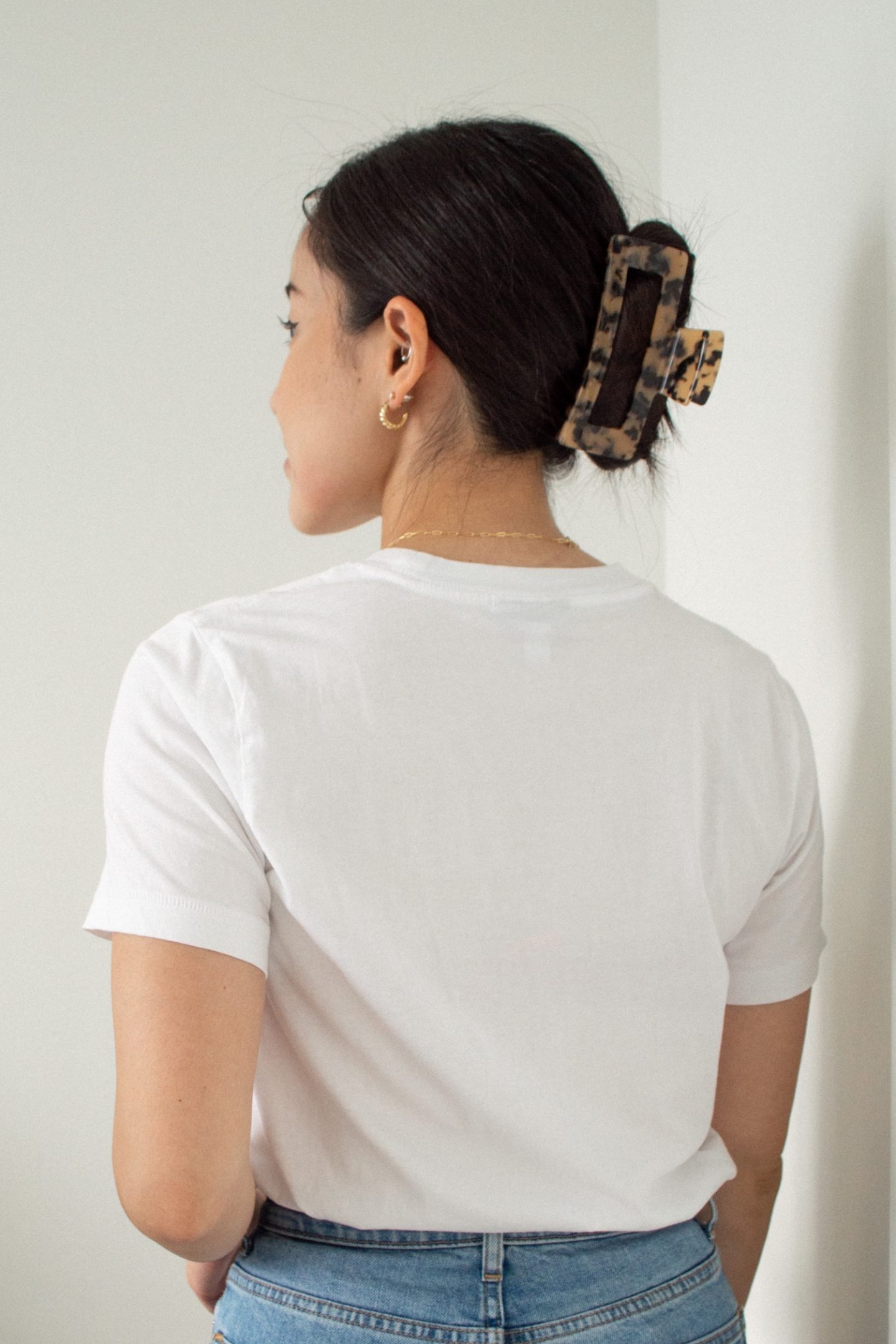 Outfit Details: Frank and Oak The Good Cotton Essential T-Shirt, Everlane Original Cheeky Jean, Kov Essentials claw hair clip, Mejuri Croissant Dome Hoops