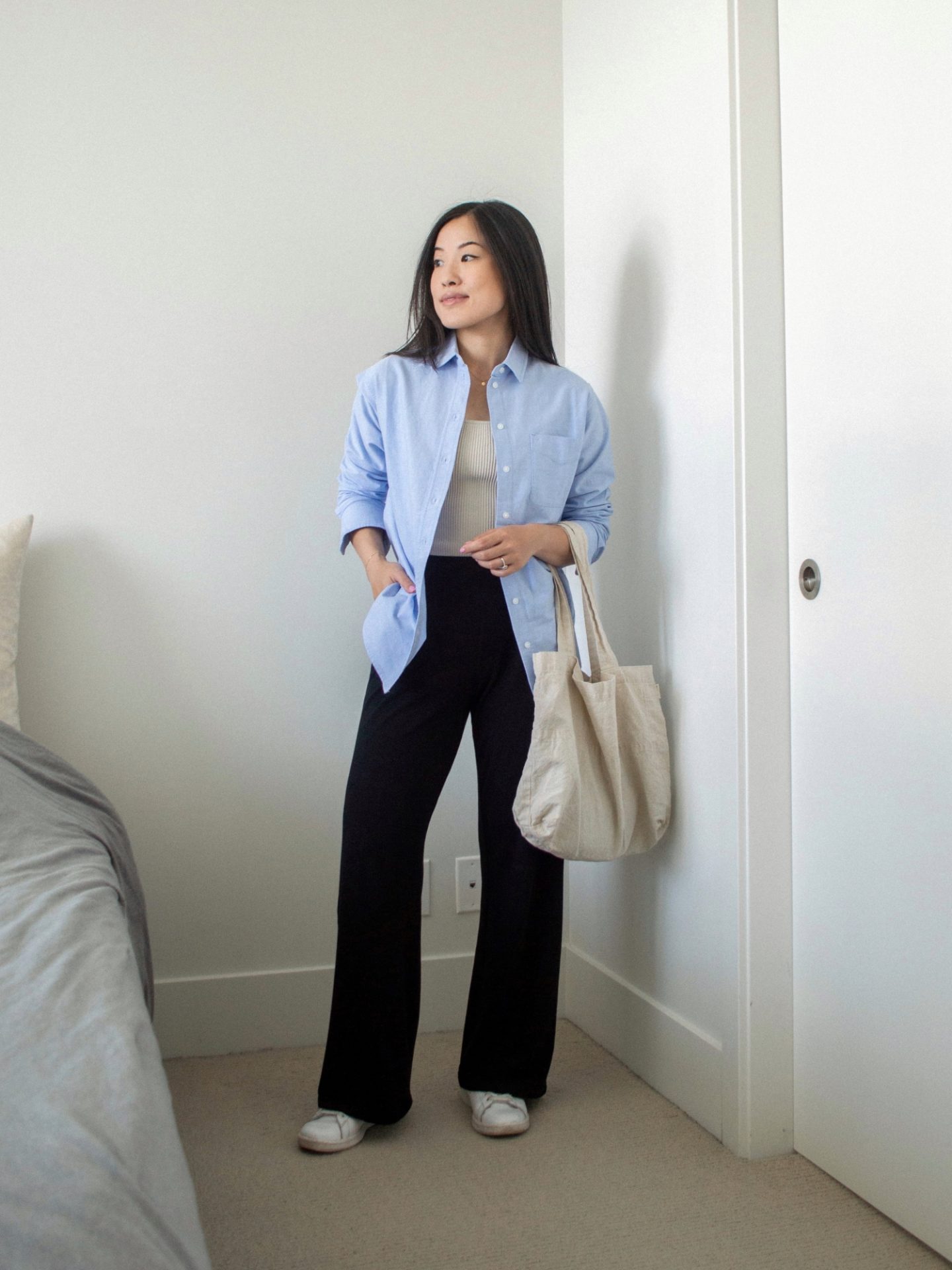 Easy Summer to Fall Transition Outfits - Everlane Relaxed Oxford Shirt -  Her Simple Sole