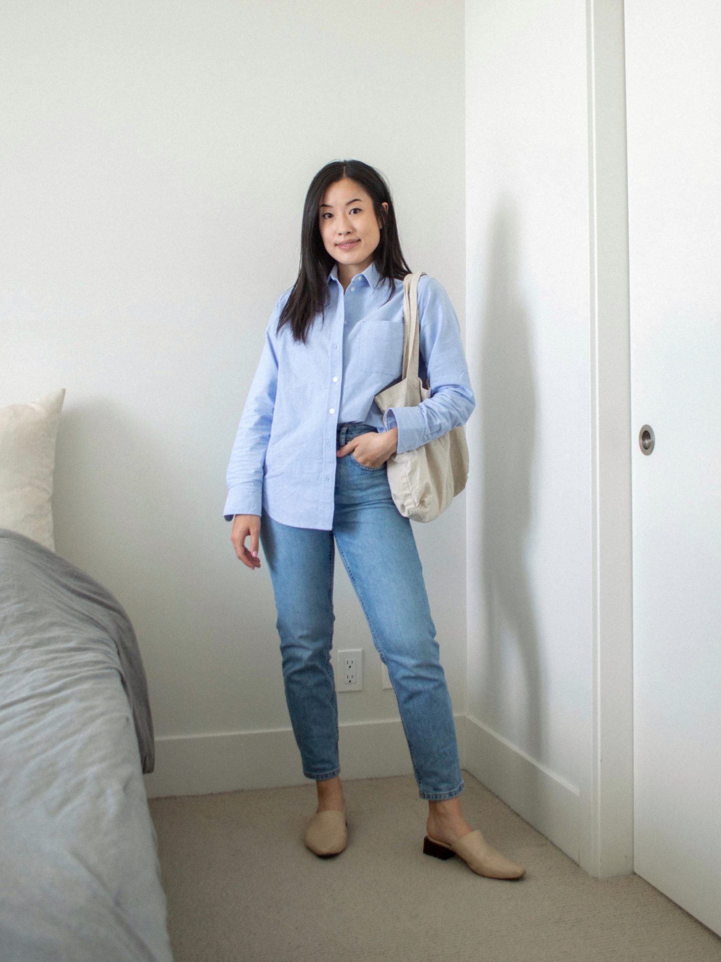 Outfit details - Everlane Relaxed Oxford Shirt, Harly Jae Zero Waste Tote, Everlane Original Cheeky Jeans, Maguire Boutique Navio Mules, blue shit outfit, oxford shirt outfit, transitional summer to fall style