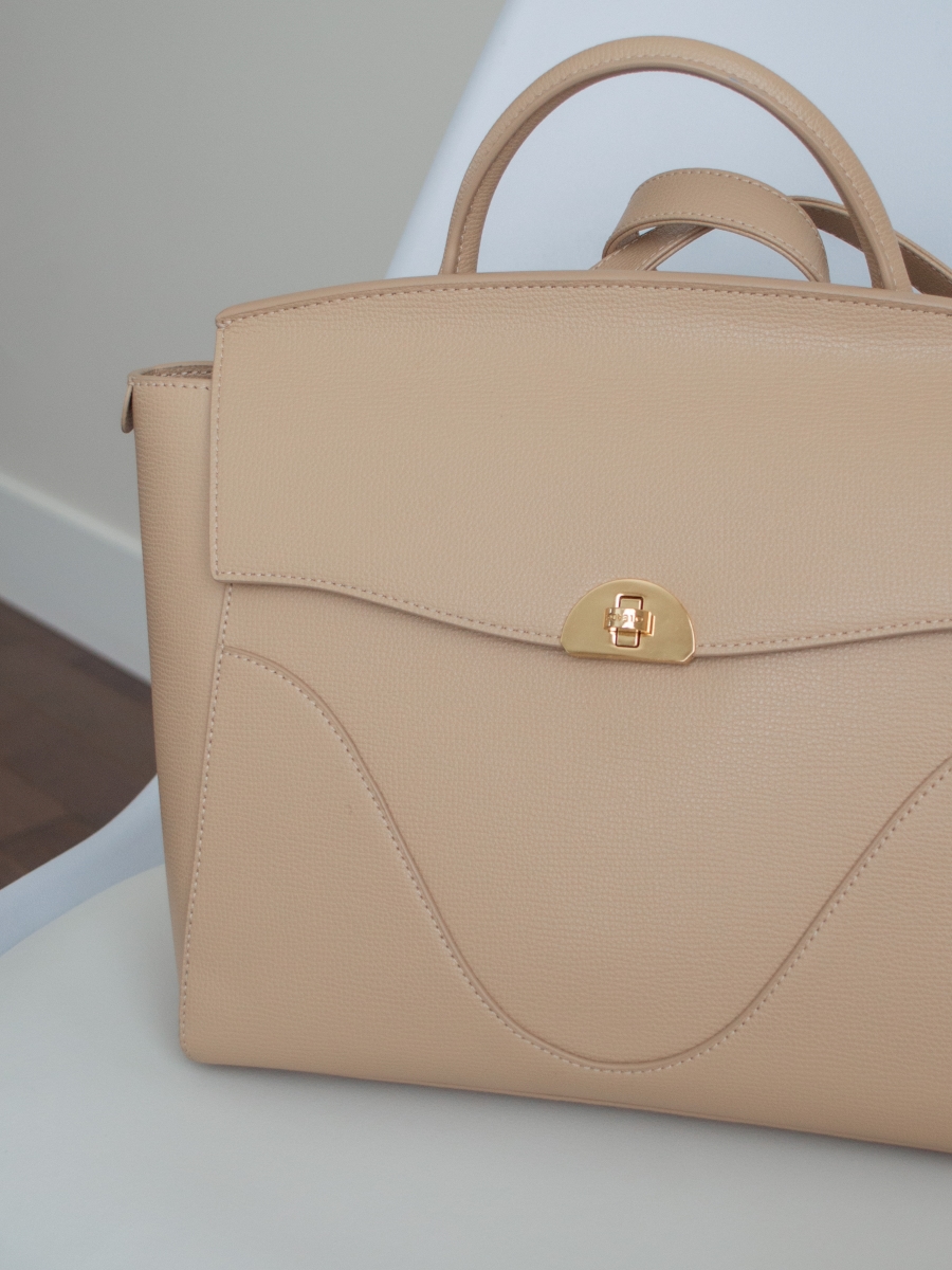 Oleada Wavia Bag in Champagne, versatile handbags, the perfect personal travel bag