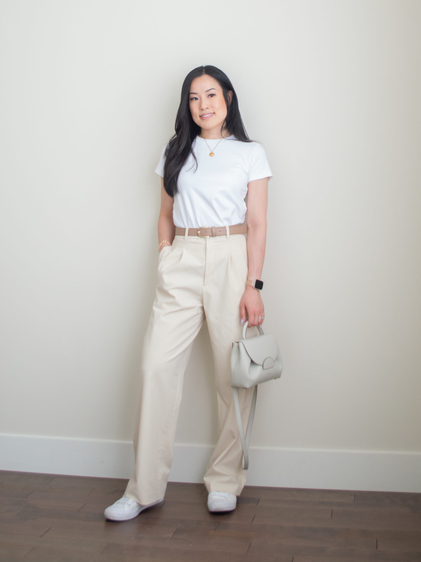 Sharon of Her Simple Sole showcases some of her favourite Uniqlo essentials that everyone needs in their closet | minimalist outfit ideas | t-shit and wide leg pants outfit | Uniqlo U Crew Neck T-Shirt