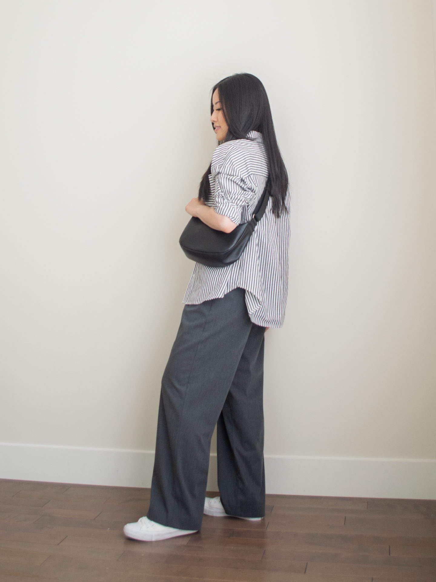 Sharon of Her Simple Sole showcases some of her favourite Uniqlo essentials that everyone needs in their closet | minimalist outfit ideas | t-shit and wide leg pants outfit | Uniqlo Wide-Fit Pleated Pants