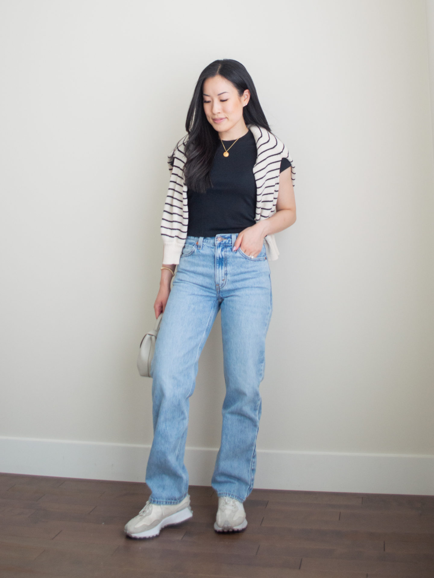 Sharon of Her Simple Sole showcases some of her favourite Uniqlo essentials that everyone needs in their closet | minimalist outfit ideas | t-shit and slouchy jeans outfit | sweater over the shoulders outfit | Uniqlo Mini Short Sleeve T-shirt