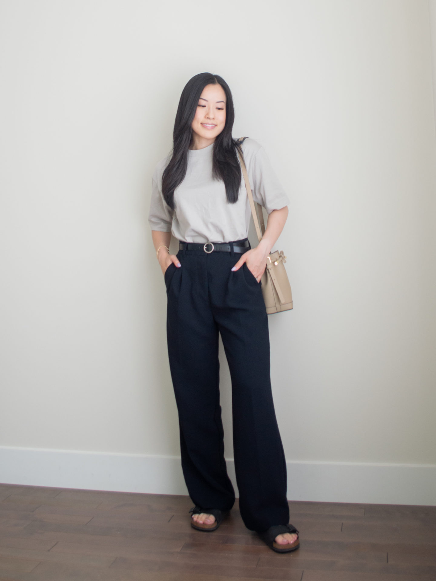 Sharon of Her Simple Sole showcases some of her favourite Uniqlo essentials that everyone needs in their closet | minimalist outfit ideas | oversized t-shirt and wide leg pants outfit | Uniqlo U AIRism Cotton Crew Neck Oversized T-shirt